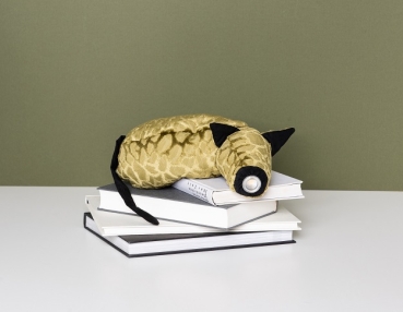 leseleuchte-henry-fuer-die-schulter-leseschwein-leselampe-buch-kiwi-design-made-in-germany-hergestellt-in-deutschland